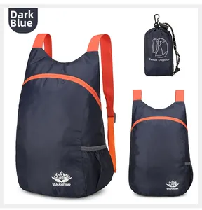 Drei-Wege-Ansicht eines dunkelblauen faltbaren Rucksacks mit orangefarbenen Gurten