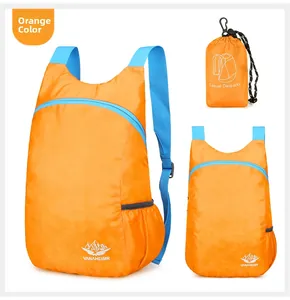 Leichter faltbarer Rucksack in Orange mit blauen Riemen und passendem Aufbewahrungsbeutel