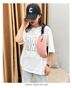 Sac bandoulière rose imperméable porté par un mannequin pour le style