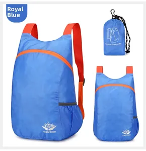 Detail des faltbaren Rucksacks in Königsblau mit kompaktem Beutel und orangen Akzenten