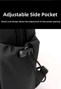 Détail de la poche latérale réglable avec cordon élastique sur un sac de poitrine noir