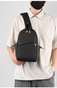 Détails de la texture en nylon et fermetures éclair orange contrastées sur le sac de poitrine