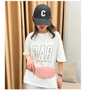 Vue détaillée d'une sacoche banane de sport rose imperméable portée par un mannequin