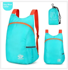 Makro-Detail der himmelblauen faltbaren Rucksack mit orangefarbenen Trägern und Packtasche