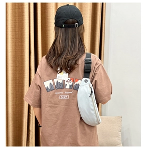 Vue arrière d'un sac banane bandoulière bleu clair résistant à l'eau avec t-shirt imprimé