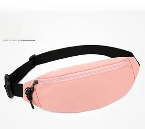 Vue détaillée du sac banane de sport rose résistant à l'eau avec sangle ajustable