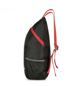 Seitenansicht des leichten, faltbaren Outdoor-Rucksacks aus Nylon mit roten Trägern
