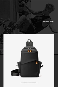Détail du sac de poitrine noir imperméable avec tirettes de fermeture éclair orange