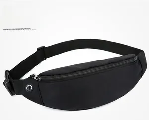 Détail de la sacoche banane noire imperméable avec trou pour écouteurs et sangle ajustable