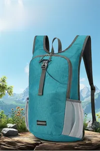 Détail d'un sac à dos pliable sarcelle avec poches filet et bande réfléchissante de sécurité