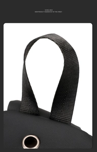Détail du sac de poitrine noir montrant la texture grainée et la boucle tissée
