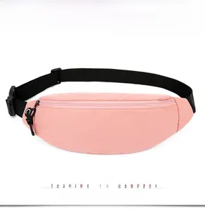 Vue de face du sac banane de sport rose clair imperméable avec sangle noire réglable
