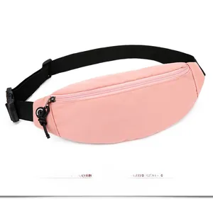 Détail du sac banane rose résistant à l'eau avec sangle en nylon noir réglable