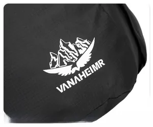 Detail von wasserabweisendem schwarzem Ripstop-Gewebe mit weißem Berglogo auf Rucksack