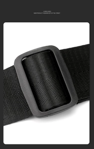 Gros plan sur la boucle réglable noire et la sangle tissée du sac de poitrine moderne