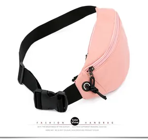 Vue latérale du sac ceinture rose pâle résistant à l'eau avec sangle noire réglable