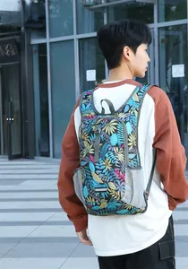 Détail du sac à dos de cyclisme imprimé léger avec poches filet et sangles réglables
