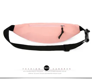 Vue arrière du sac banane de sport rose imperméable avec poche zippée et sangle réglable