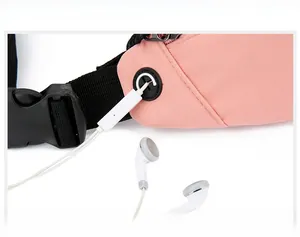 Détail de la sacoche de running rose avec prise casque noire et sangle en nylon