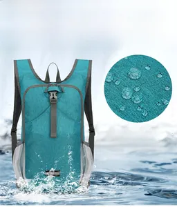Détail du tissu en nylon déperlant avec effet lotus montrant les gouttes sur le sac