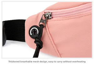 Détail du sac banane rose montrant le tissu en maille respirante et la fermeture éclair