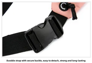 Détail d'une boucle à dégagement rapide sur un sac de sport rose imperméable