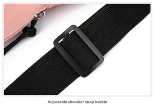 Détail de la boucle de sangle réglable noire sur un sac à bandoulière rose imperméable