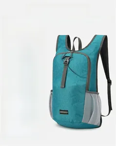 Détails du sac à dos d'extérieur bleu lac montrant les compartiments et les poches filet