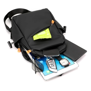 Sac de poitrine noir imperméable avec fermetures orange montrant sa grande capacité