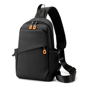 Sac de poitrine noir en nylon avec fermeture éclair orange et sangle en maille aérée