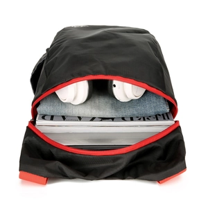 Leichter faltbarer Outdoor-Rucksack in Schwarz mit roten Reißverschlüssen und viel Stauraum