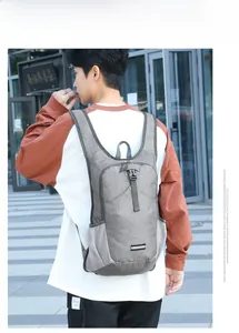 Détail d'un sac à dos de cyclisme gris imperméable avec boucle rapide et poche latérale filet