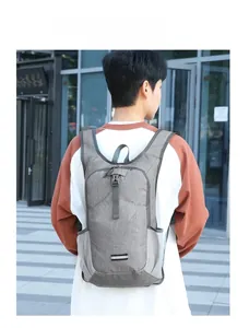 Détail du sac à dos de cyclisme étanche avec bande réfléchissante et boucle réglable