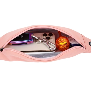 Sac banane rose résistant à l'eau montrant le rangement pour téléphone sur fond blanc