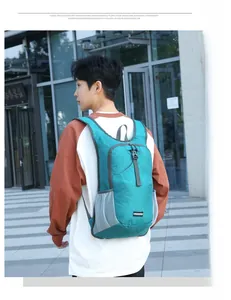 Détail du sac à dos de cyclisme turquoise avec poche filet pour bouteille sur le mannequin