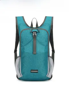 Vue de face du sac à dos cyclisme turquoise avec poches filet et bande de sécurité réfléchissante