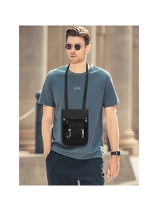 Pochette de voyage étanche pour passeport et téléphone portée sur un mannequin dehors