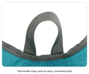 Détail de la poignée renforcée et du tissu oxford bleu sur un sac à dos de randonnée