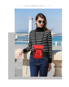 Modèle portant une pochette de voyage tour de cou rouge imperméable au port ensoleillé