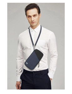 Dettaglio della borsa da collo RFID blu navy indossata da un modello per viaggi