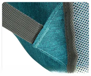 Détail des coutures renforcées sur les bretelles du sac à dos de vélo bleu foncé