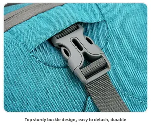 Vue détaillée de la boucle en plastique durable et de la sangle en nylon du sac de vélo