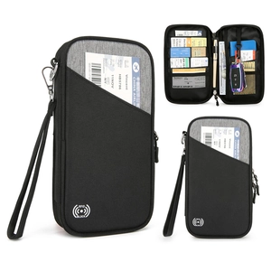 Dettaglio del portafoglio da viaggio RFID con scomparti multipli per carte e passaporto