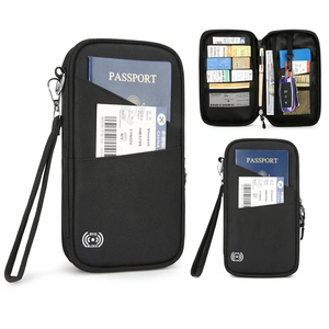 Dettaglio del porta passaporto RFID con fessure per carte e scomparto per chiavi