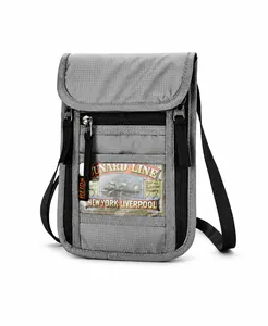 Détail du protège-passeport gris en nylon anti-RFID avec fenêtre d'identité transparente
