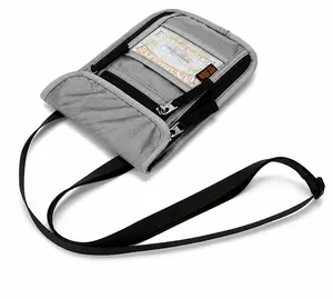 Détail de la pochette de voyage tour de cou avec blocage RFID et trois poches zippées