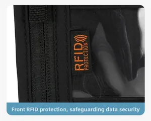 Détail du label de protection RFID sur la pochette de voyage noire avec fentes et coutures