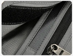 Détail d'une pochette passeport voyage avec fermeture velcro et fentes pour cartes