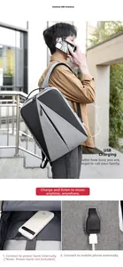 Détail du port de chargement USB externe sur le côté du sac à dos gris imperméable