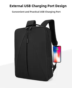 Vue détaillée du sac à dos d'affaires étanche avec port USB latéral chargeant un téléphone